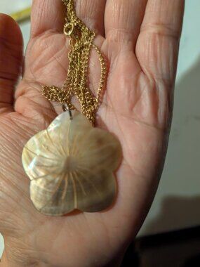 Pretty Vintage Mother of Pearl Floral Pendant Necklace